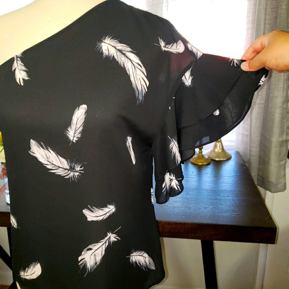 Trouve One Sleeve Blouse - Picture 2 of 4